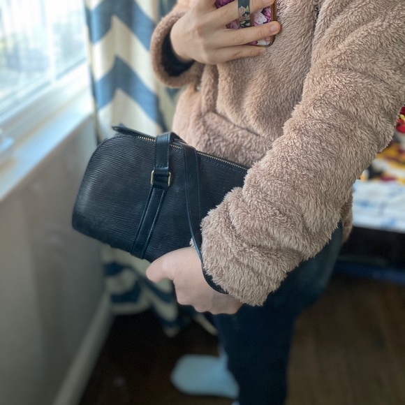 Authentic Louis Vuitton Papillon Epi leather black - Picture 2 of 16